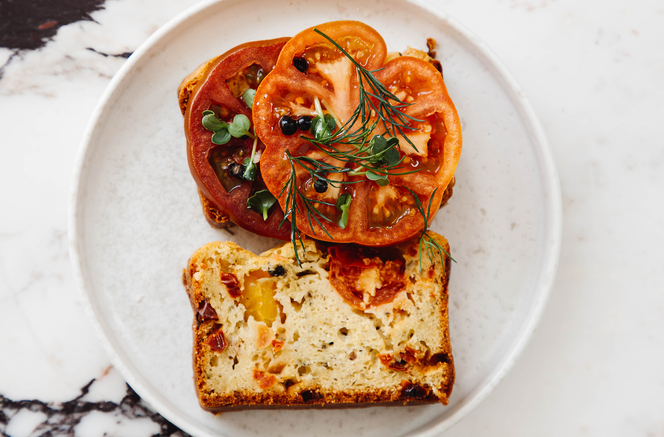 Brot-mit-getrockneten-Tomaten-und-Parmesan