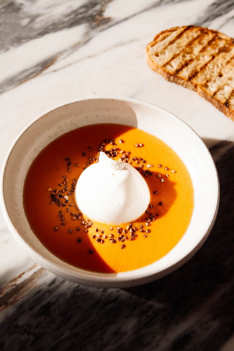 Gazpacho mit Burrata und geröstetem Buchweizen