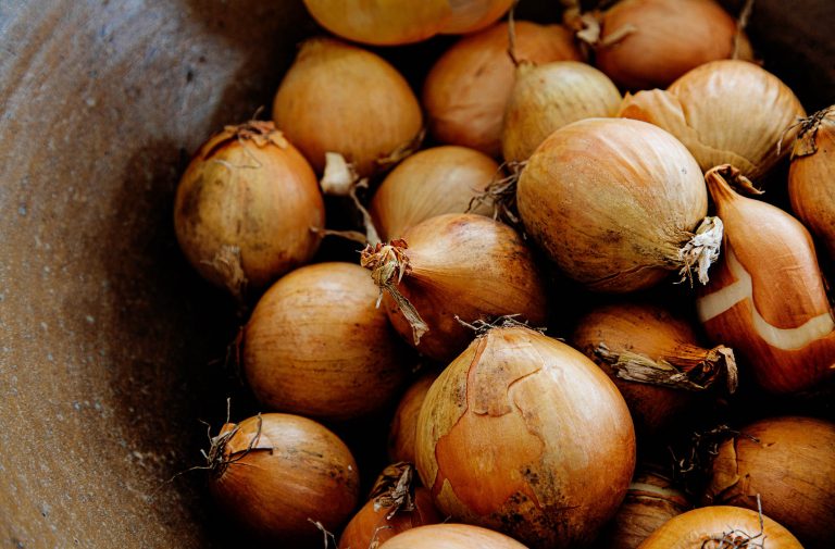 Ostereier mit Zwiebelschalen färben Ostereier mit Zwiebelschalen färben